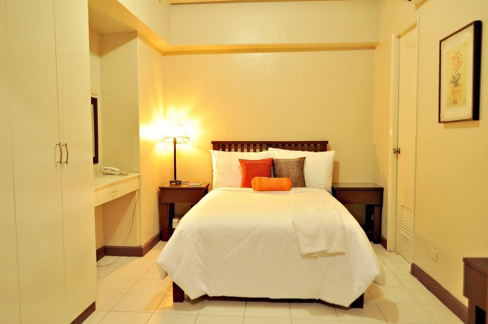 Oyo 103 Artina Suites Hotel Makati City Ngoại thất bức ảnh