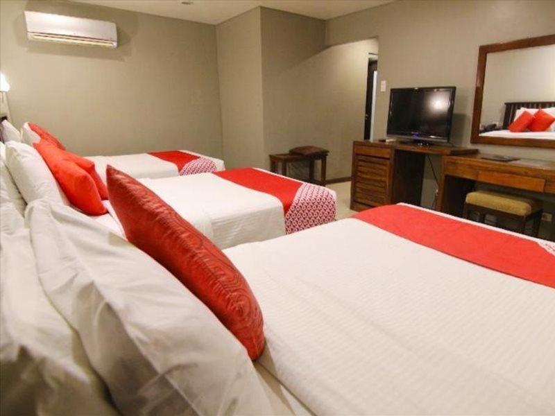 Oyo 103 Artina Suites Hotel Makati City Ngoại thất bức ảnh