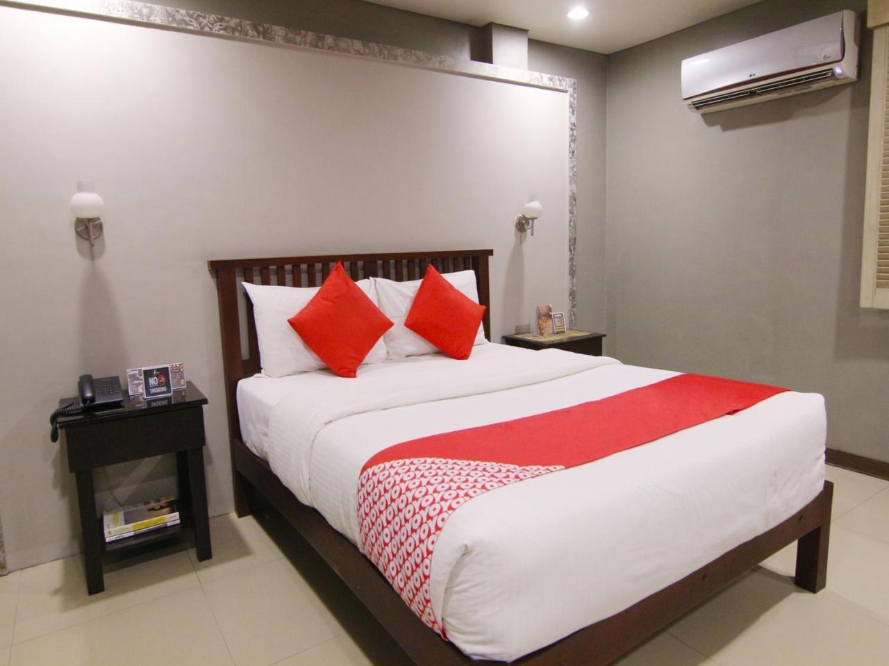 Oyo 103 Artina Suites Hotel Makati City Ngoại thất bức ảnh