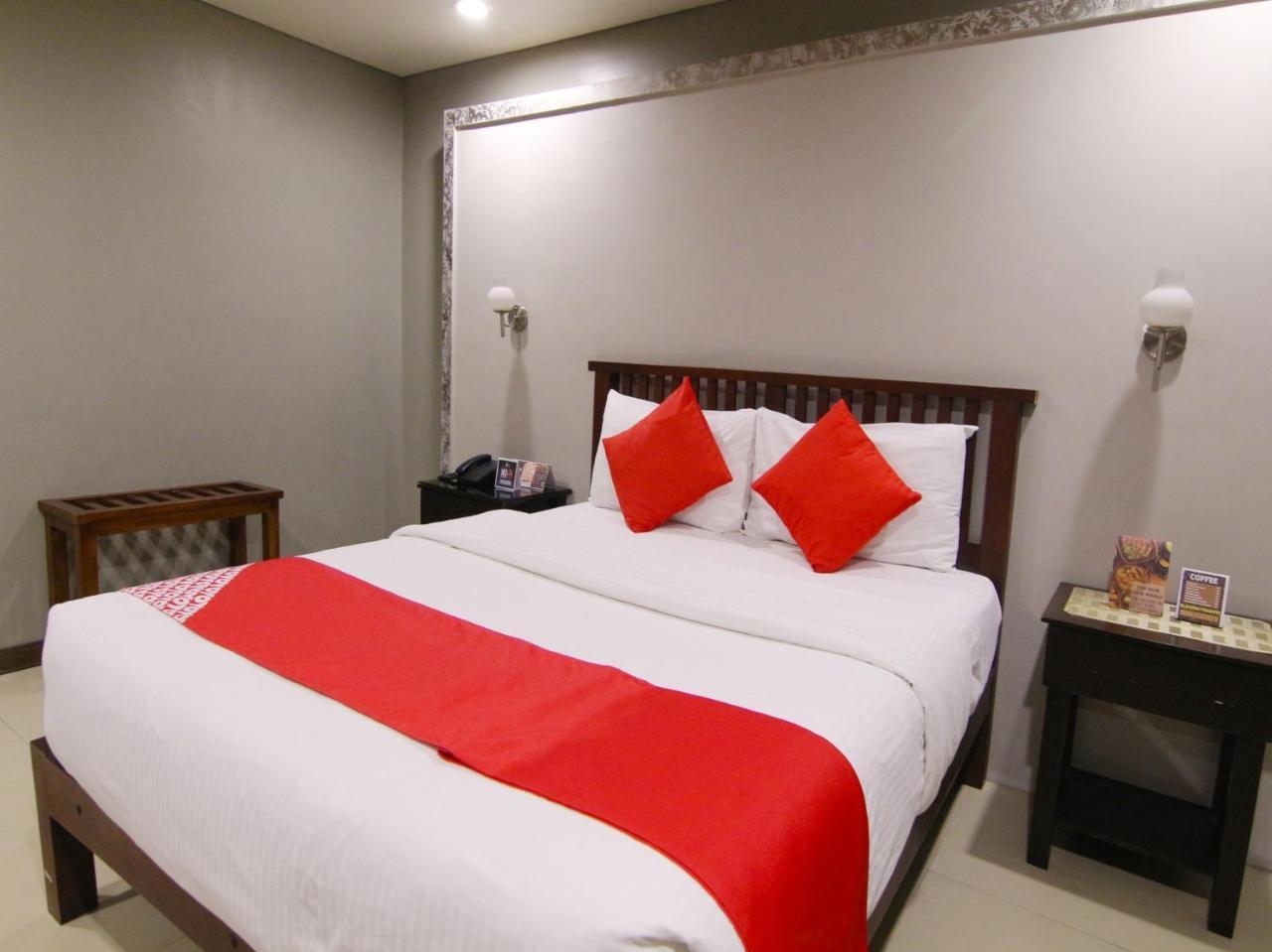 Oyo 103 Artina Suites Hotel Makati City Ngoại thất bức ảnh