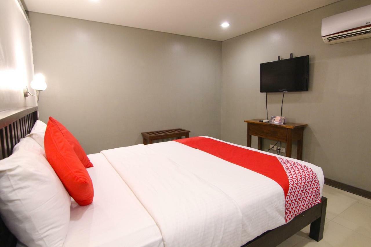 Oyo 103 Artina Suites Hotel Makati City Ngoại thất bức ảnh